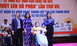 Rơi nước mắt trước nghị lực phi thường của nữ nhà văn bị liệt nửa người 