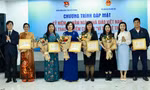 Trao Kỷ niệm chương Vì thế hệ trẻ cho cán bộ, lãnh đạo ngành Giáo dục