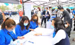 Các bạn trẻ tìm kiếm cơ hội việc làm tại Phiên Giao dịch việc làm thanh niên diễn ra ngày 12/3, tại Đông Anh, Hà Nội. 