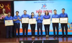 Anh Nguyễn Anh Tuấn, Ủy viên T.Ư Đảng, Bí thư thứ nhất T.Ư Đoàn và Bí thư T.Ư Đoàn Nguyễn Ngọc Lương tặng Bằng khen cho các đơn vị có thành tích xuất sắc trong triển khai, tổ chức các hoạt động TTN 2022. Ảnh: Lâm Đăng Hải
