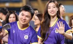 Đỗ Mỹ Linh xuống sân mừng Hà Nội FC giành giải ba V-League