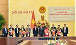 Tổng Thư ký Quốc hội, Chủ nhiệm Văn phòng Quốc hội Bùi Văn Cường và Chủ nhiệm Ủy ban Pháp luật Hoàng Thanh Tùng trao quyết định và chúc mừng các cán bộ được bổ nhiệm. 