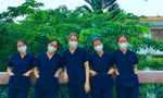 Uyên (bìa phải) và các tình nguyện viên 