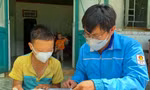 Sau giờ dạy trực tuyến, thầy cô đến nhà hướng dẫn học sinh học và làm bài