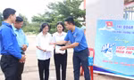 Học sinh khó khăn xúc động nhận học bổng trước giờ thi