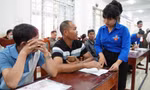 Quà tặng ý nghĩa với công dân đầu tiên hoàn thành thủ tục hành chính ở Đắk Lắk