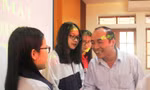 Lãnh đạo Sở GD&ĐT Hà Tĩnh chúc mừng học sinh. 