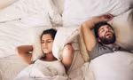 Ngủ sớm hơn bạn đời 90 phút để cứu vãn hôn nhân