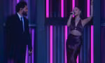 Ariana Grande lần đầu xuất hiện sau hôn lễ bí mật, lên nốt cao "cực ngọt" cùng The Weeknd