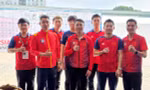 Xạ thủ Hà Minh Thành (thứ 2 từ phải sang) cùng ban huấn luyện và đồng đội tại Cúp bắn súng châu Á 2025. 