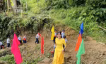 Lễ khai giảng đơn sơ trên nền đất đỏ 