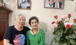 Dù đã gần 90 tuổi, vợ chồng bà Ngô Thị Ngọc Diệp không ngại ngần trao nhau những cử chỉ yêu thương, tình cảm 