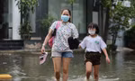 Người dân ở đường Huỳnh Tấn Phát (quận 7) sống chung với triều cườngẢnh: Hữu Huy