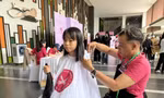 Bé Phương Vy hiến mái tóc đã nuôi suốt ba năm tặng bệnh nhân ung thư ảnh: U.P 