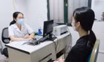 TS.BS. Vũ Thy Cầm đang thăm khám bệnh nhân Ảnh: Châu Linh