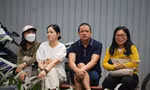 Nhiều phụ huynh chờ con đi thi Ảnh: HOÀNG MẠNH THẮNG 