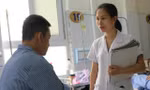 BS Yến đang trò chuyện cùng với Cường trong quá trình điều trị Ảnh: Châu Linh