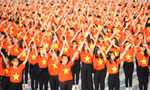 Bạn trẻ tham gia hành trình Tôi yêu Tổ quốc tôi tại tỉnh Điện Biên ẢNH: DƯƠNG TRIỀU 