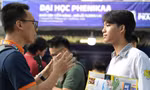 Thí sinh tìm hiểu thông tin tuyển sinh năm 2025 Ảnh: DƯƠNG TRIỀU