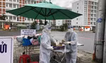 Sinh viên tình nguyện tiếp nhận đồ gửi vào Bệnh viện dã chiến