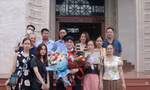 Nguyễn Xuân Đại bên gia đình trong ngày tốt nghiệp trường Đại học Y Hà Nội 