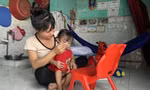 Chị Phùng Thị Vui (công nhân Công ty Pouyuen) lo lắng nếu cả hai vợ chồng mất việcảnh: U.P 