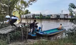 Bỏ việc, đùm cơm đi học cùng con: Chuyện không lạ ở Đất Mũi