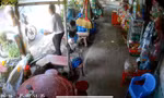 Clip người đàn ông vào tạp hóa hỏi mua rồi phóng xe chở 3 thùng bia bỏ chạy 