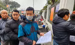 Đông nghịt người xếp hàng dưới trời rét căm căm đổi bằng lái xe