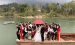 Hơn 40 người 'hộ tống' chú rể Lạng Sơn đi đón dâu bằng xuồng gây chú ý