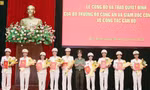 Công an tỉnh Bắc Ninh trao quyết định cho các cán bộ nghỉ hưu trước tuổi.