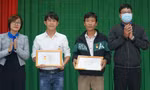 Tỉnh Đoàn TT-Huế thừa ủy quyền của Trung ương Đoàn tặng huy hiệu “Tuổi trẻ dũng cảm” cho hai cá nhân Nguyễn Ngọc Tuấn và Trần Văn Cường