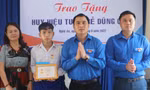 Trao tặng Huy hiệu Tuổi trẻ dũng cảm cho nam sinh lớp 9 dũng cảm cứu em nhỏ đuối nước 