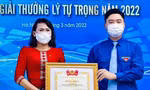 Chị Lô Thị Lan, Bí thư Đoàn thị trấn Thạch Giám vinh dự được T.Ư Đoàn trao tặng Giải thưởng Lý Tự Trọng năm 2022 
