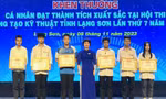 Tặng Bằng khen cho các cá nhân xuất sắc. Ảnh: Duy Chiến 