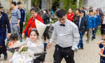 Chú rể Thanh Hóa đẩy xe đưa vợ vào hôn trường: 'Cuối cùng cũng đón được cô ấy'
