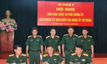Ký nhận biên bản bàn giao. Ảnh: BTN