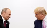 Tổng thống Nga Vladimir Putin và Tổng thống Mỹ Donald Trump trong cuộc gặp ở Osaka năm 2019. (Ảnh: Reuters)