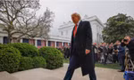 Ông Trump bước trong Vườn Hồng Nhà Trắng vào ngày ông công bố chính sách thuế mới. (Ảnh: Reuters)