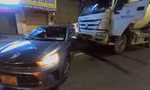 Ô tô dừng đèn đỏ bị xe trộn bê tông húc văng