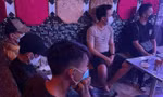 Công an quận Tân Phú tiến hành test nhanh đối với "dân bay" trong bar Paradise 89 Club.