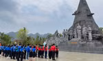 Hành trình Tôi yêu Tổ quốc tôi dâng hoa tại Tượng đài Bác Hồ với nhân dân các dân tộc tỉnh Lai Châu