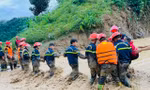 Tuổi trẻ Công an Điện Biên hỗ trợ người dân khắc phục hậu quả lũ ống, lũ quét 