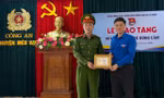 Trao Huy hiệu Tuổi trẻ dũng cảm cho thượng úy công an cứu người giữa dòng nước lũ