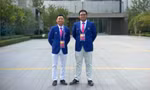 Ông Bạch Cường Khang (trái) được mời tham gia điều hành môn golf tại Asiad 19 