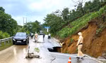 Mưa lớn trong đêm, quốc lộ 4D xuất hiện 'hố tử thần'