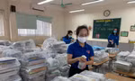 Đoàn viên làm shipper chuyển sách giáo khoa cho học sinh kịp đón năm học mới