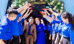 Văn Trân - Hạnh Nữ ấn tượng khi diện áo Đoàn thanh niên trong lễ đính hôn. ảnh Huy Nguyễn