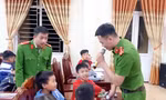 Mượn hội trường ủy ban, Phó Trưởng Công an xã mở lớp dạy tiếng Anh miễn phí