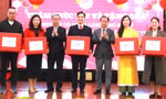 Ngành Giáo dục Hà Nội tặng quà Tết cho giáo viên khó khăn Ảnh: H.H